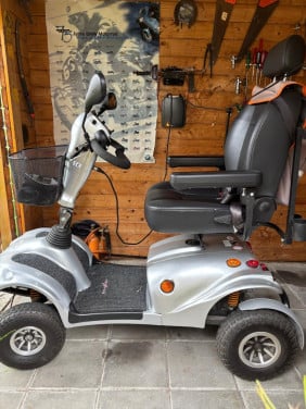 Mooie mango scootmobiel met groot bereik!