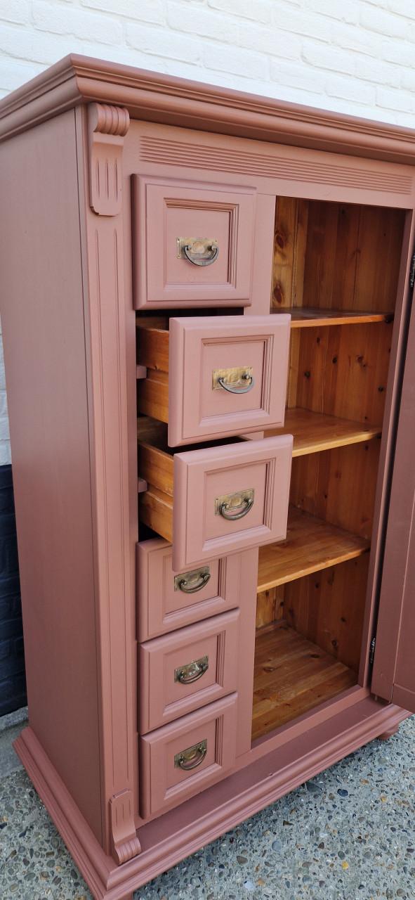 Grenen meidenkast in koper bruine kleur