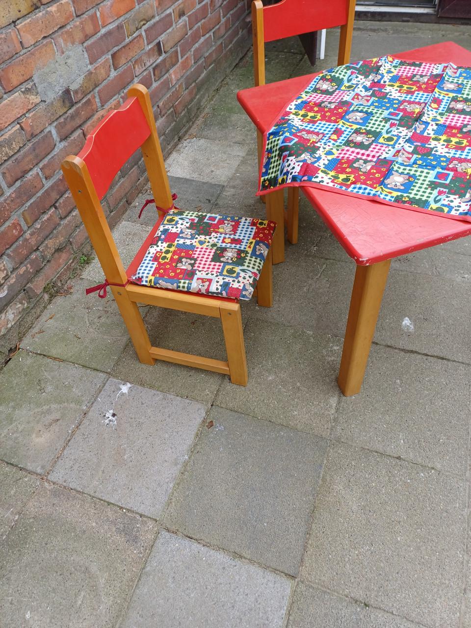 Kleutertafeltje met 2 stoeltjes