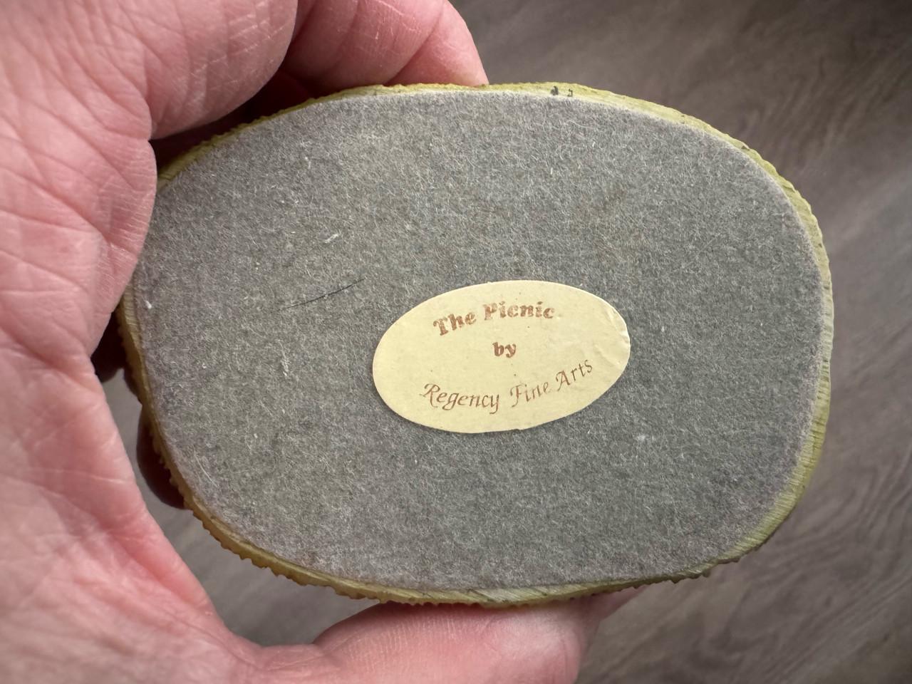 Beeldje “the Picnic” van Regency Fine Arts