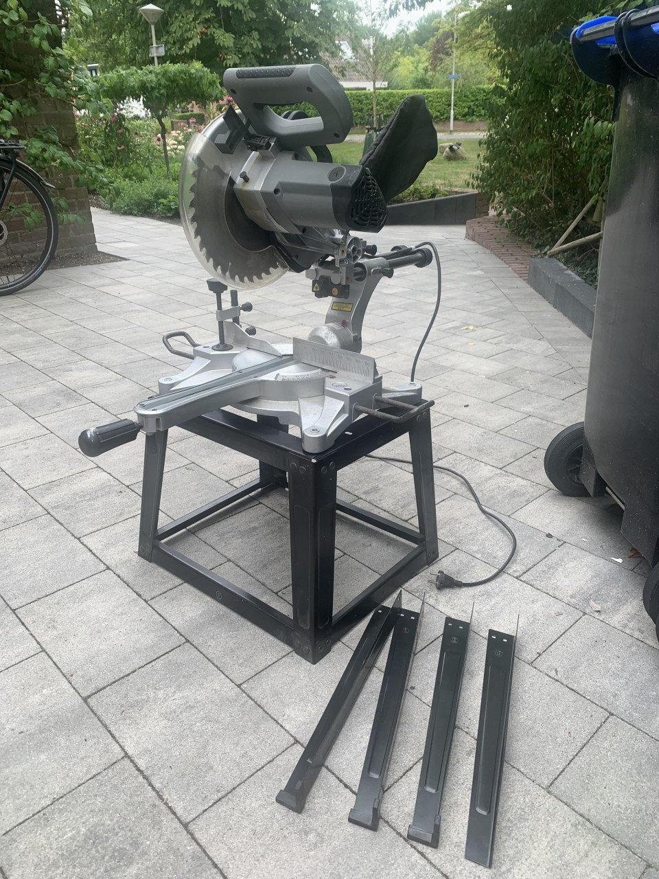 Afkortzaag op tafel