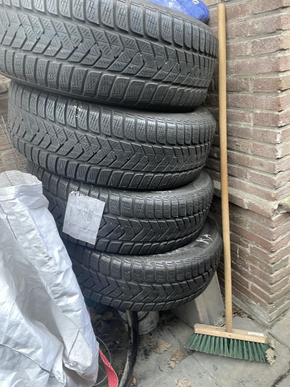 Te koop 4 winter banden 215/55R18