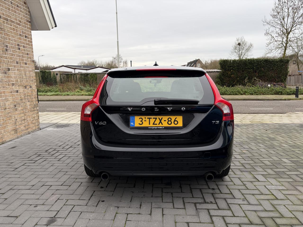 Volvo V60 1.6 T3 Momentum AUTOMAAT / PDC / CT / NAVI / AIRCO/ORG NL 2014