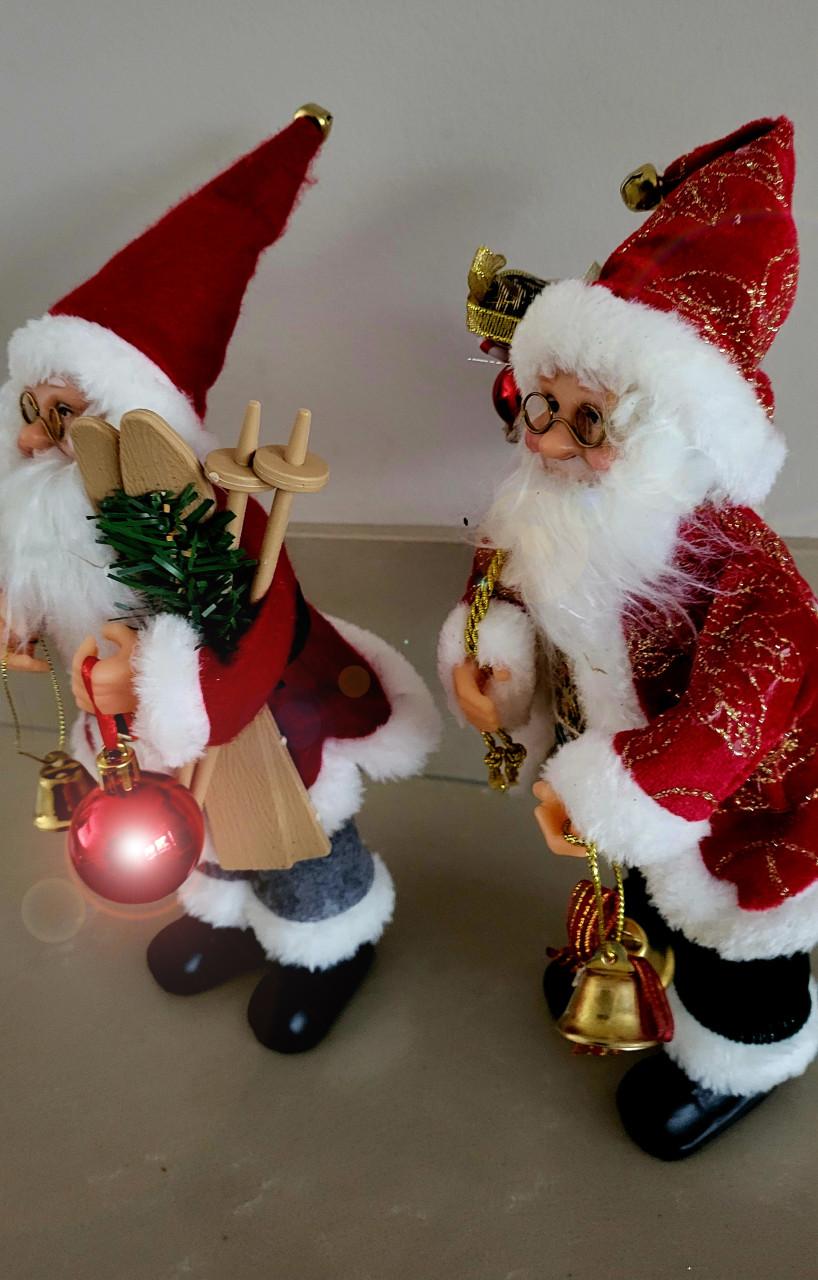 2 verschillende Kerstmannen 28 cm hoog (zo goed als nieuw)