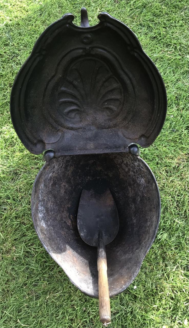 Vintage Art Nouveau gietijzeren kolenbak met schep schildpadmodel