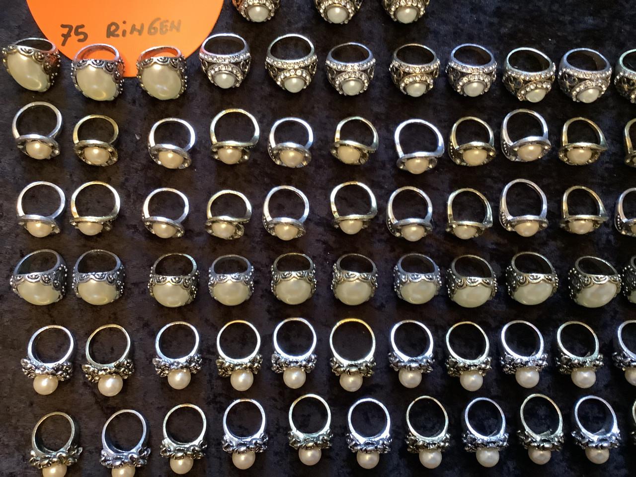 Partij mooie ringen. ( partij 120) Aanbieding !!!!!!