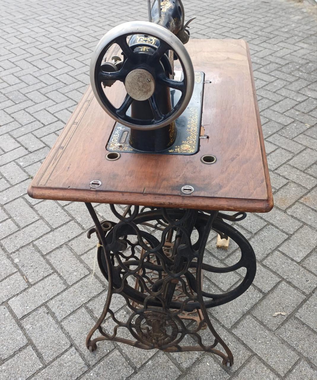 Antiek naaimachine met onderstel