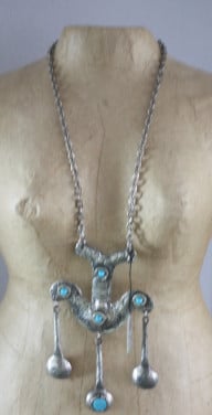 Aparte kettig met blauw turkooise steen