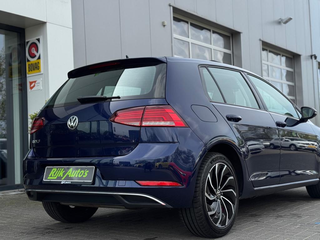 Volkswagen Golf 1.0 tsi * panoramadak * camera * navigatie * massage stoel