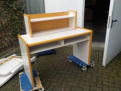 Zeer mooie kwaliteit bureau tafel + ophang stuk in zeer goede staat koopje
