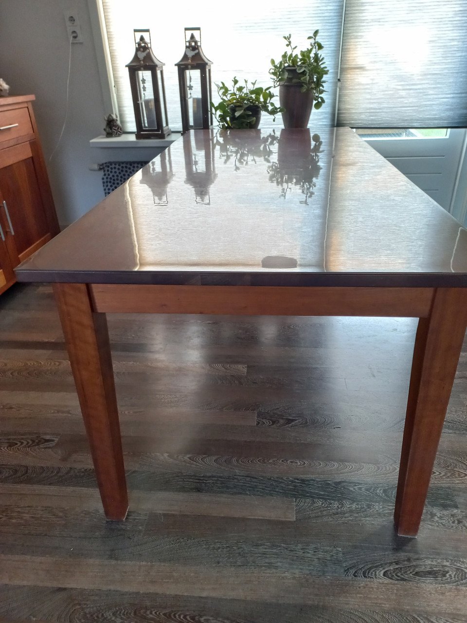 Eettafel kersen moet weg!