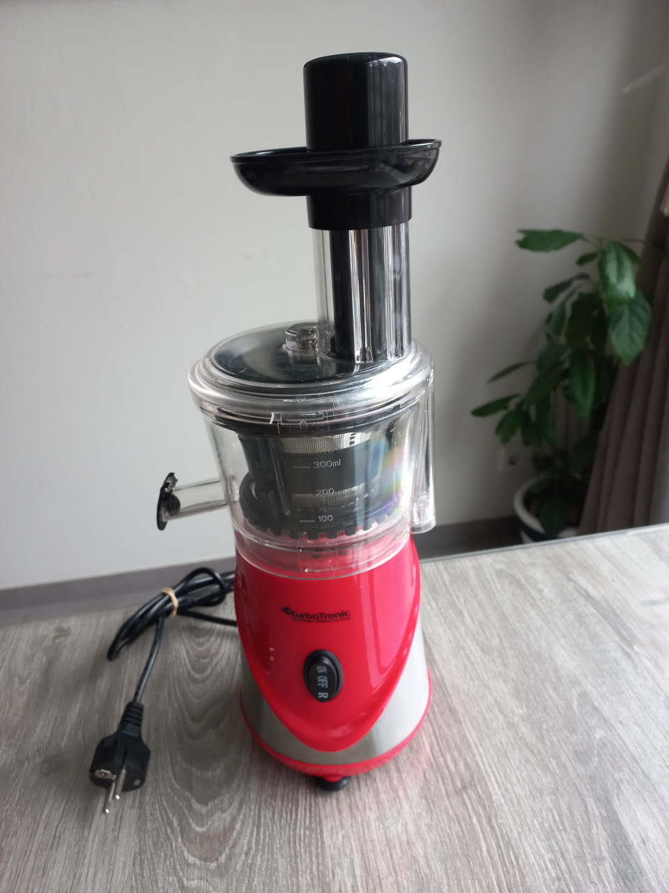Turbotronic Slowjuicer  220V-240V-50/60Hz  Vermogen: 300W  Centrifugesnelhe