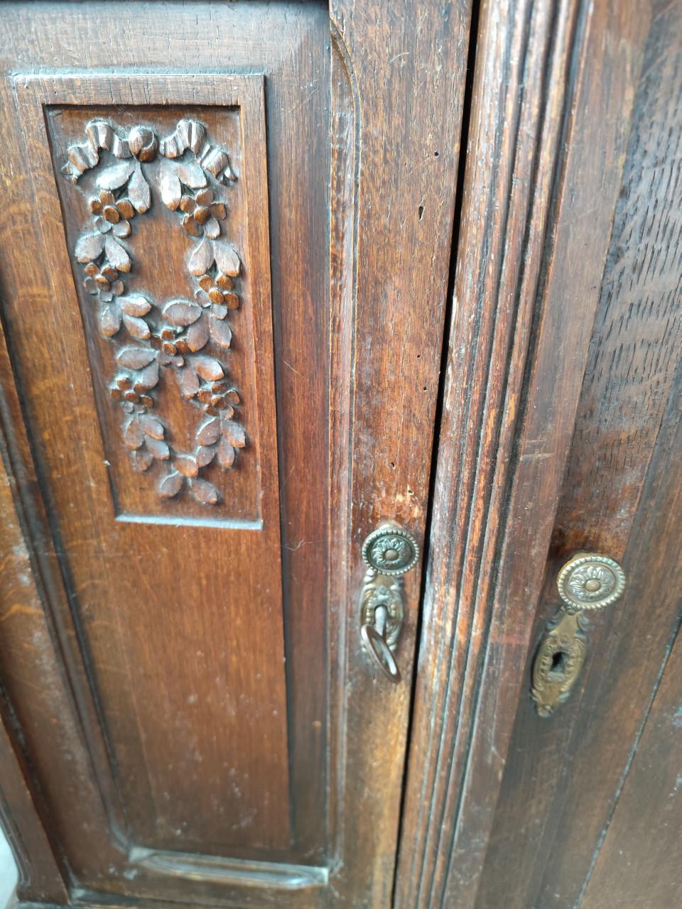 Antiek wastafelmeubel.