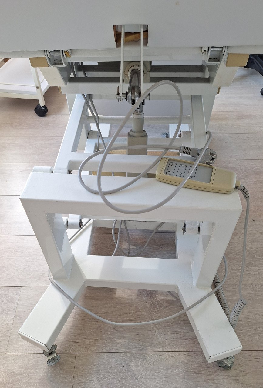 Behandelstoel met tabouret, tafel en loeplamp