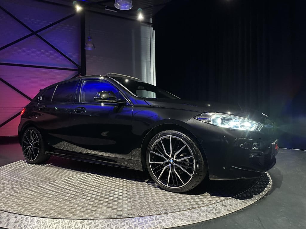 BMW 1 Serie 118i high executive *m-pack*pano*harmankardon*m-technic stoelen