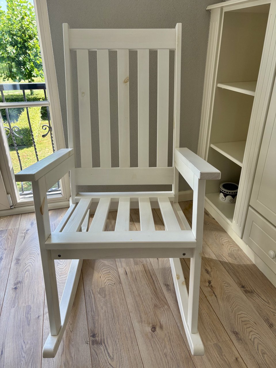 Witte schommelstoel