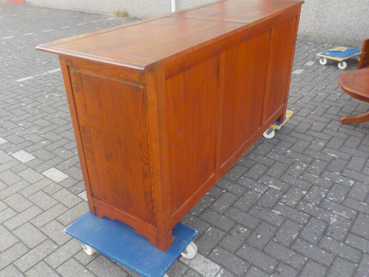 Mooie kwaliteit geheel massief dressoir in vrijwel nieuw staat