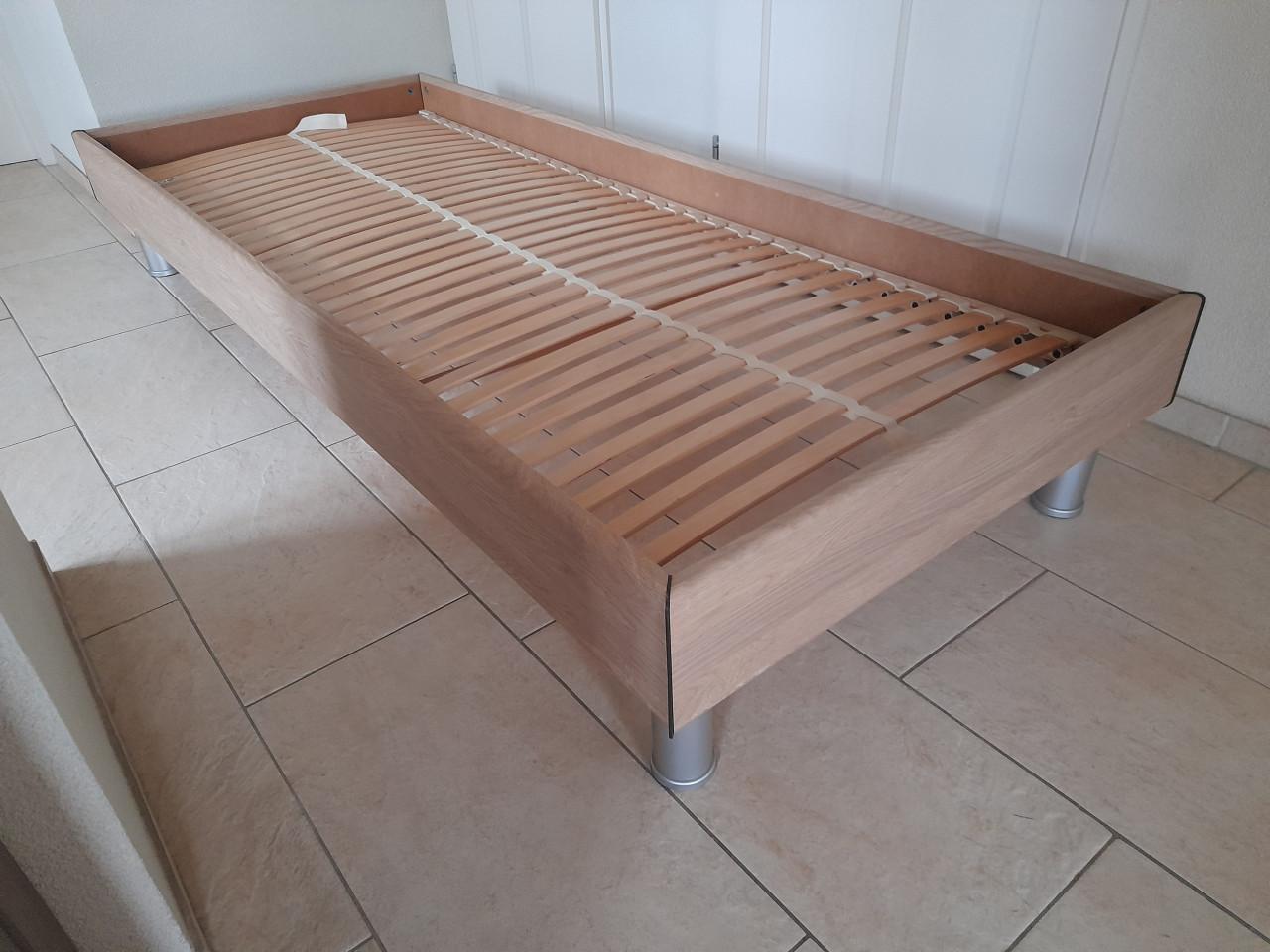 1Persoons bed 90 x 220 (in goede staat )