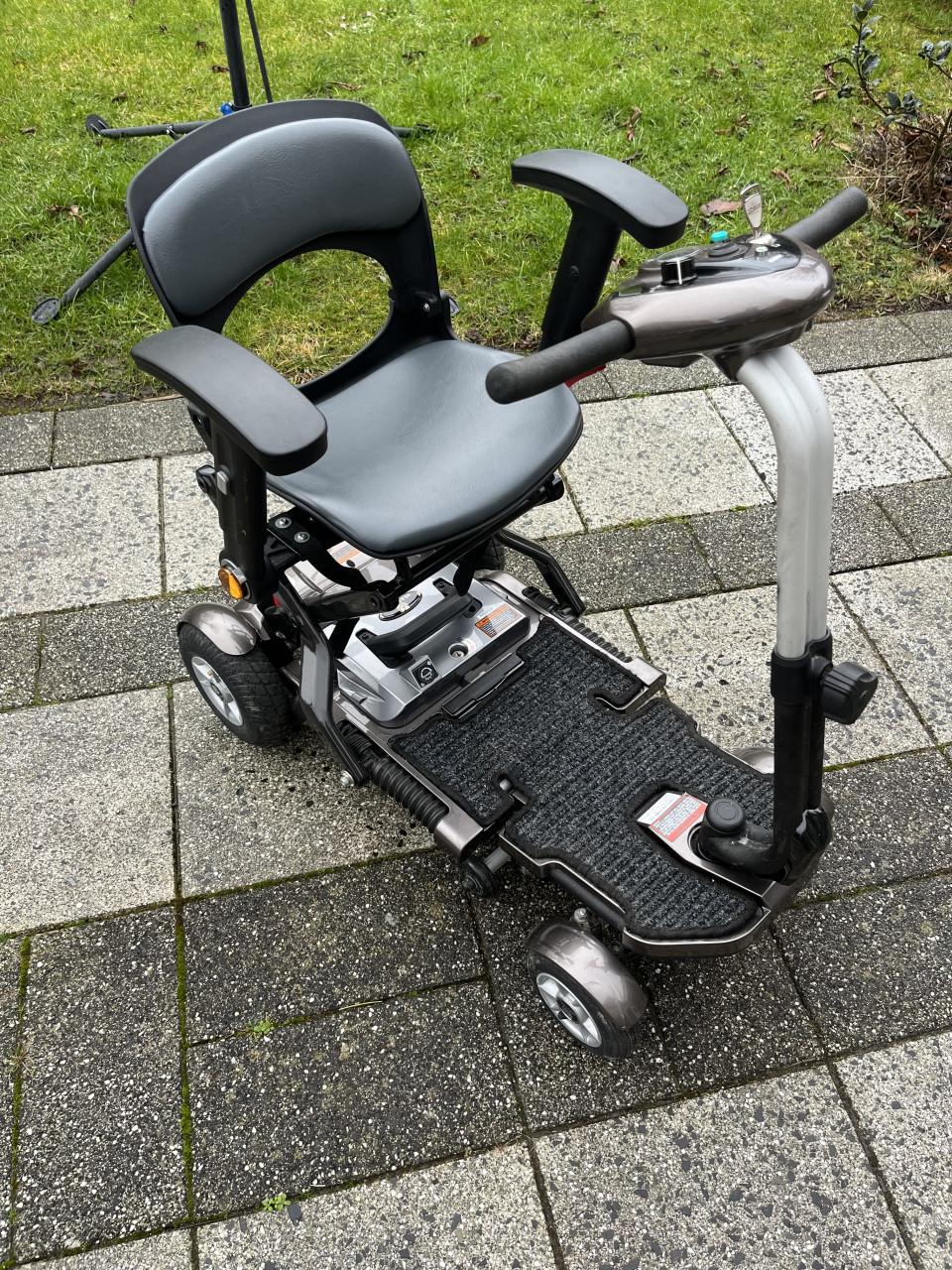 Mango Carbon de Luxe Scootmobile