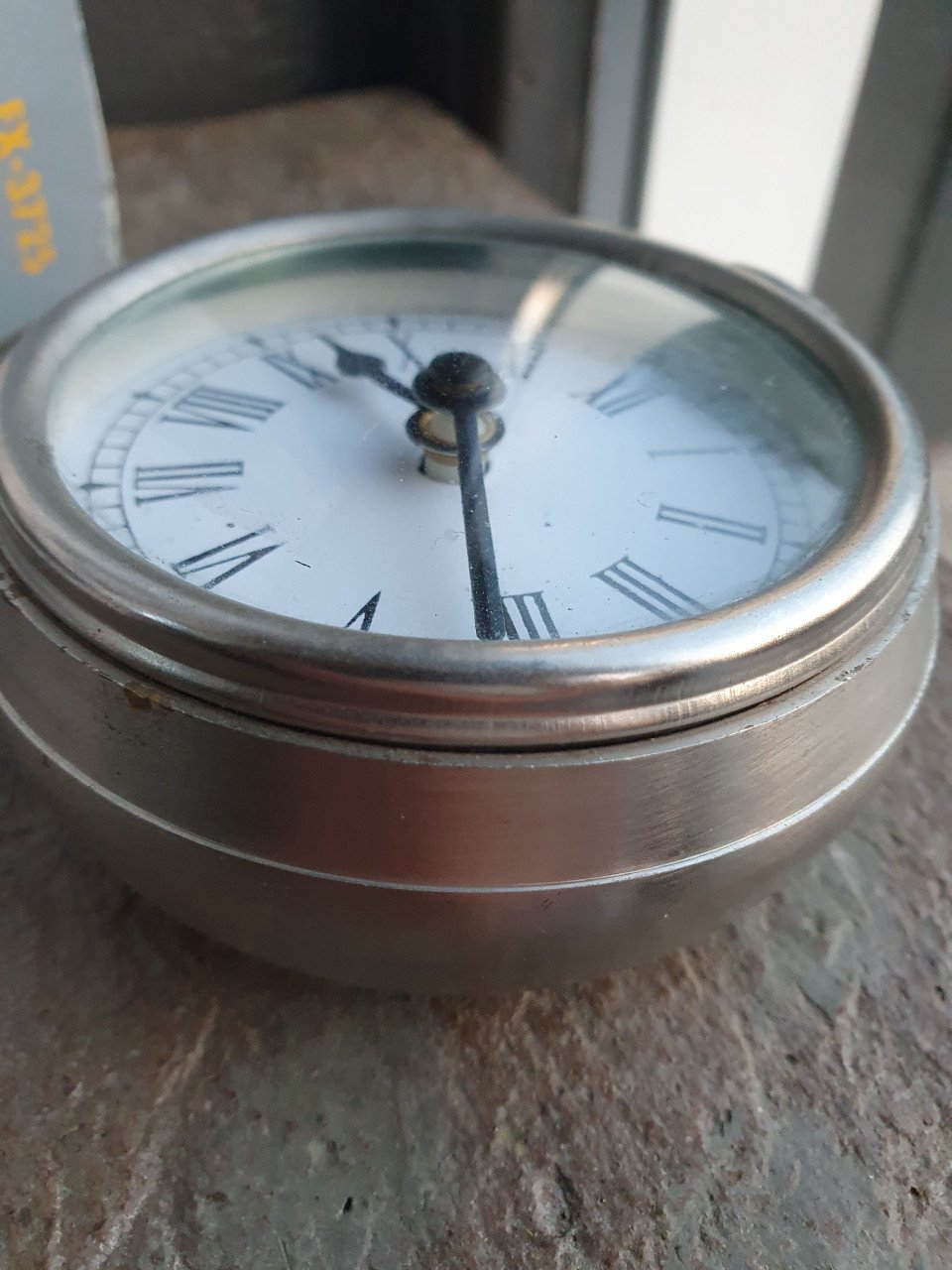 Mooie grote werkende zware klok, iets groter dan een zakhorloge....