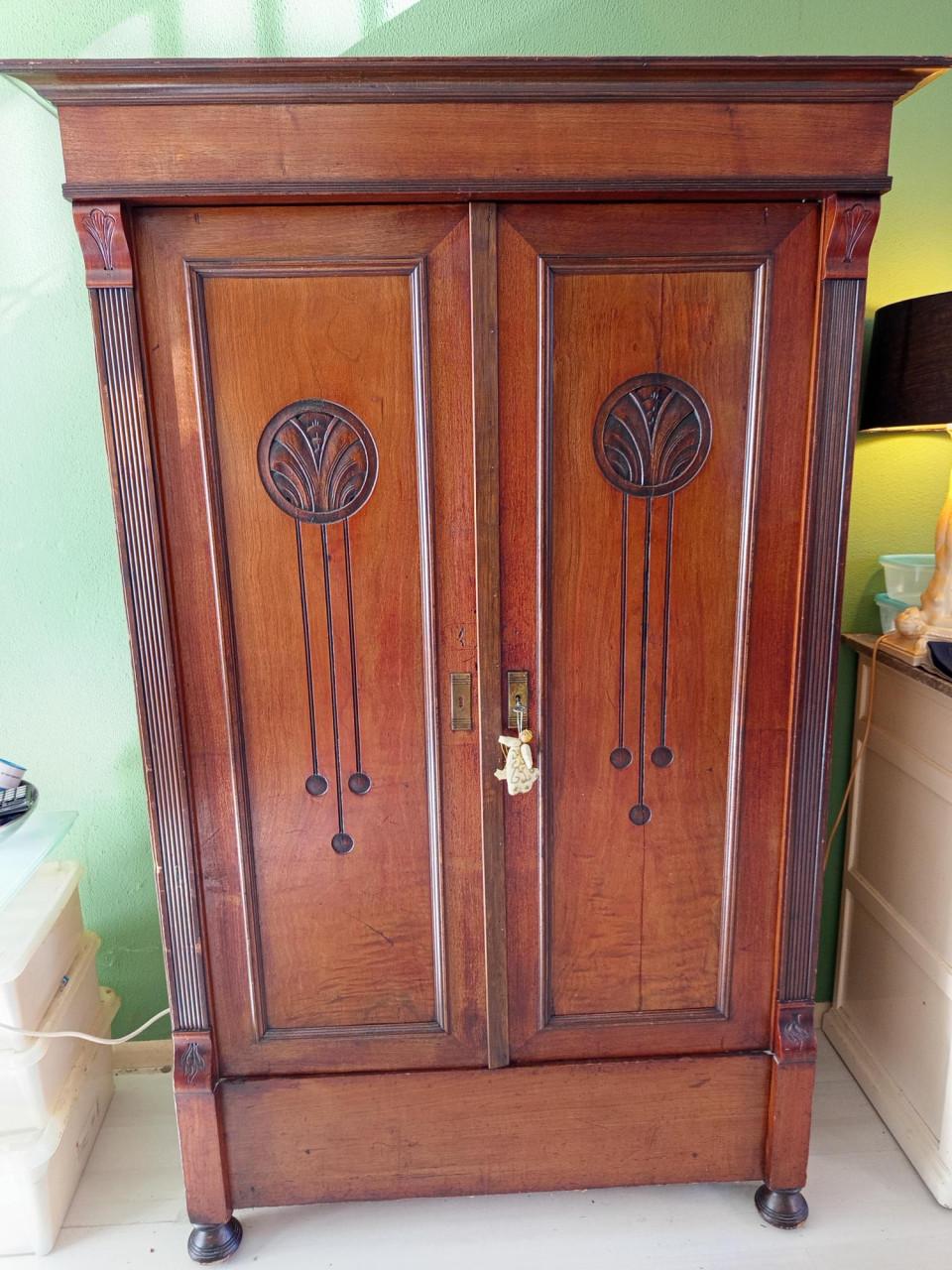 Antieke kast Karakteristieke Art Nouveau Linnenkast / Meidenkast