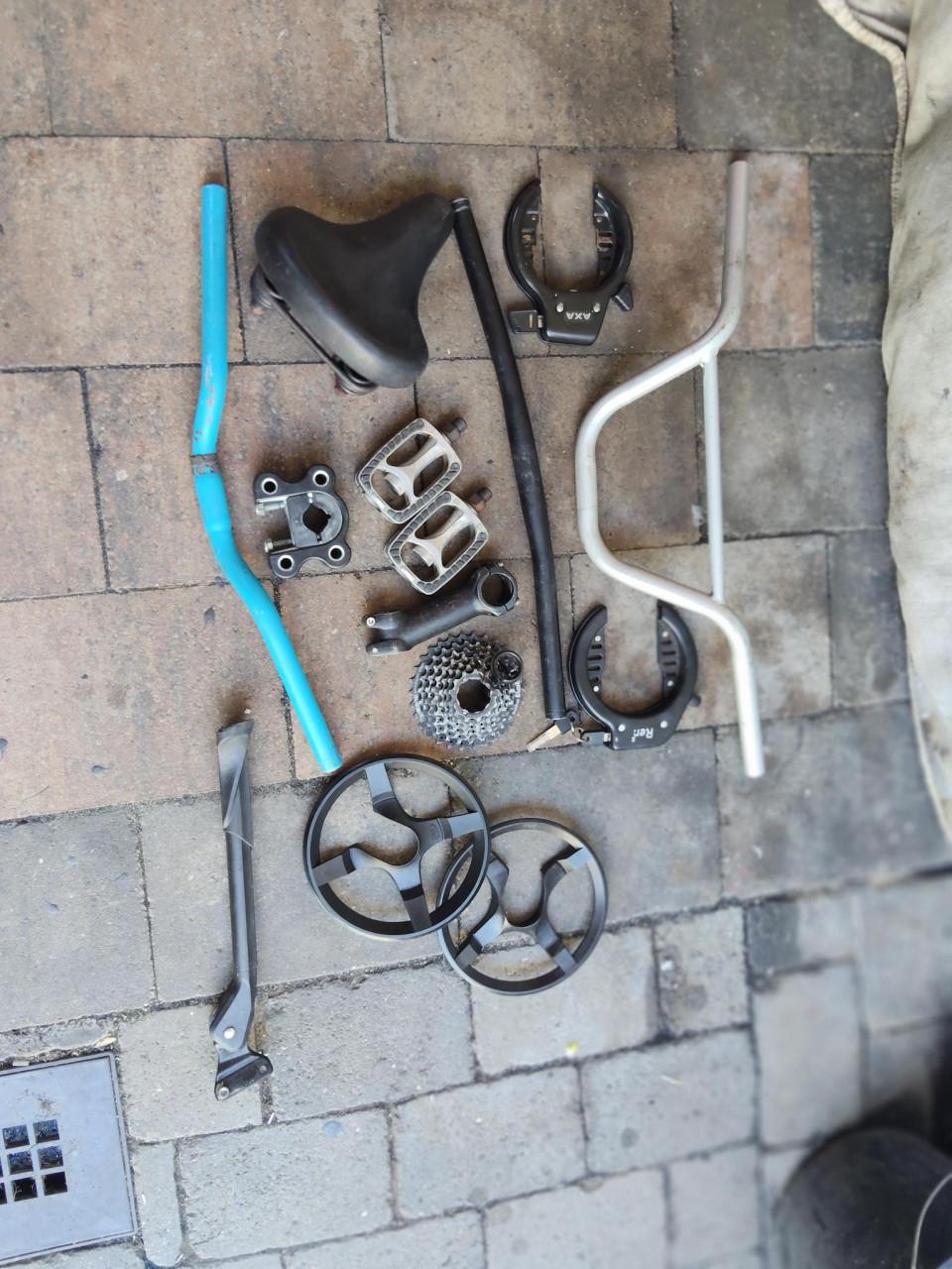Te koop allerlei fiets onderdelen