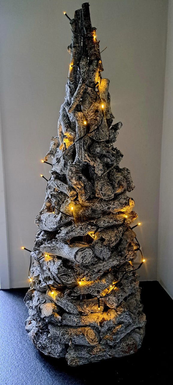 Sfeervolle houten kerstboom van massieve stammetjes.