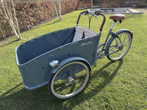 Johnny Loco bakfiets. Altijd binnen gestaan.