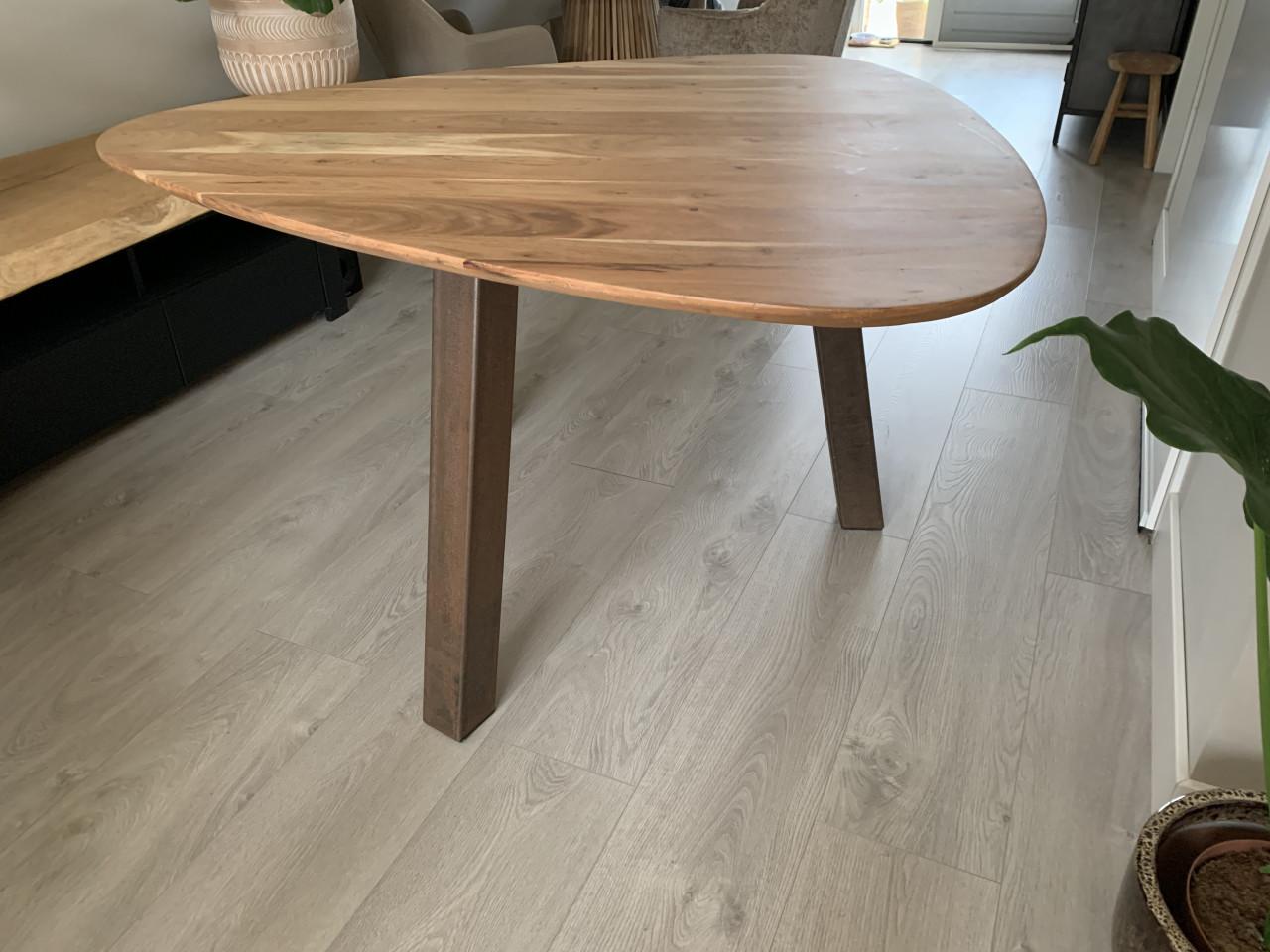 Driehoek eettafel 135 cm hoog 76 cm,