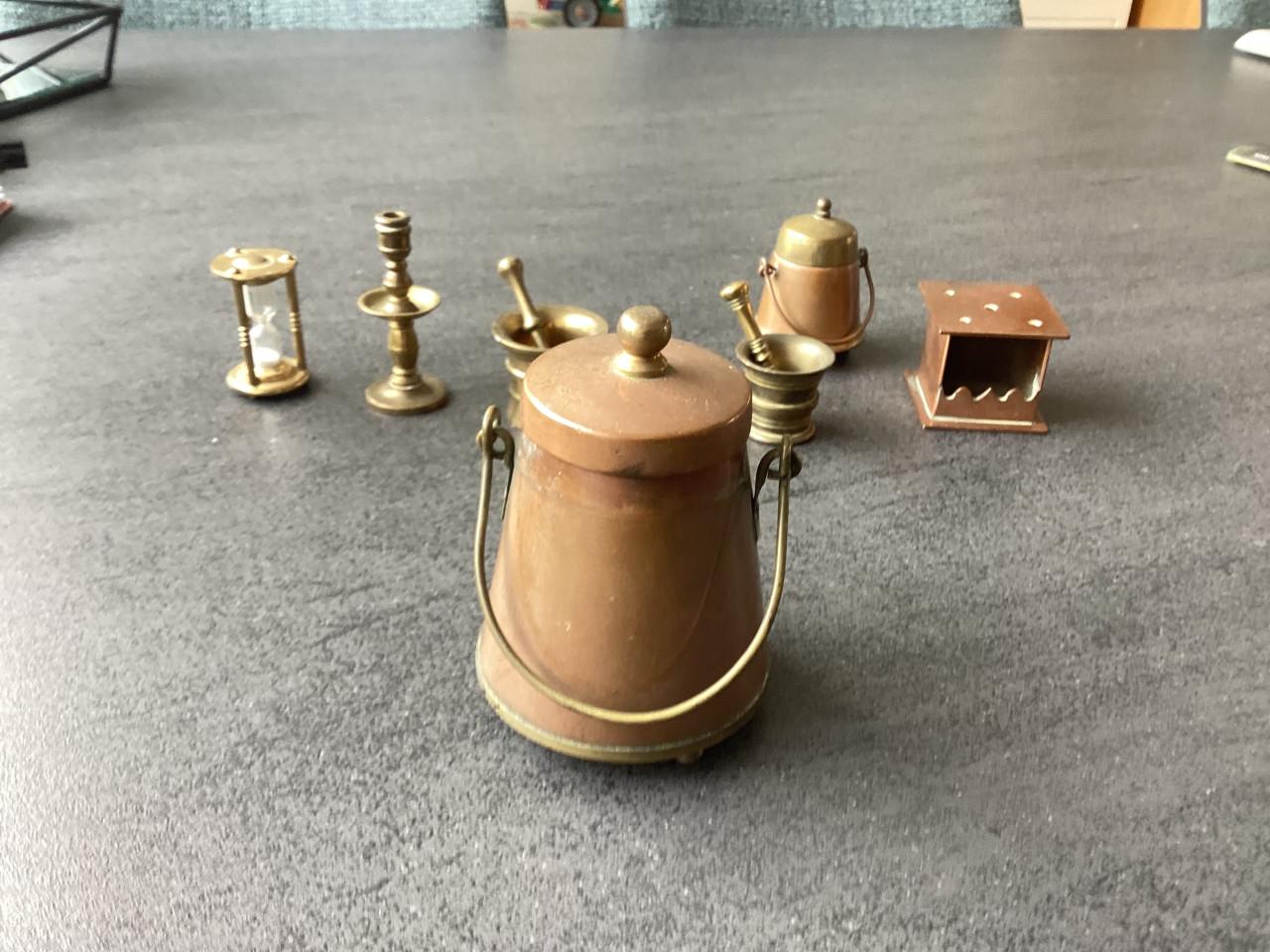 Kolenkit. Doofpot 2 x. Vijzel 2 x.  Stoof.  Zandloper.  Kaarsenhouder.