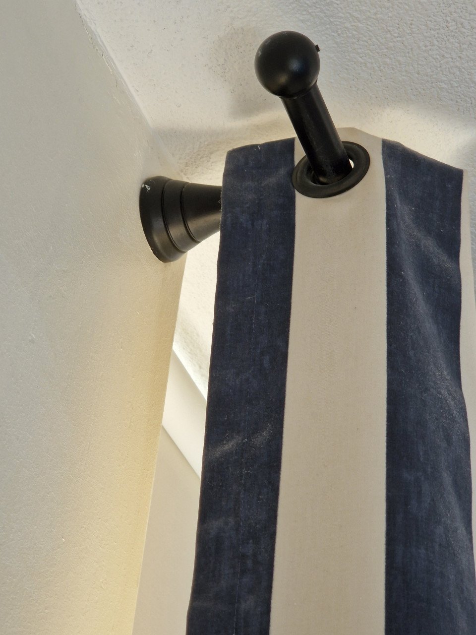 Blauw gestreepte gordijnen