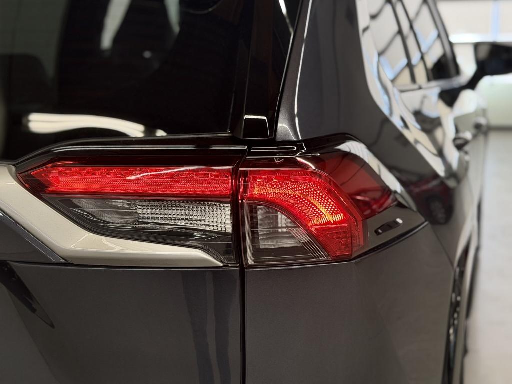 Toyota Rav4 2.5 hybrid awd bi-tone| jbl| achtr.camera| adapt.cruise