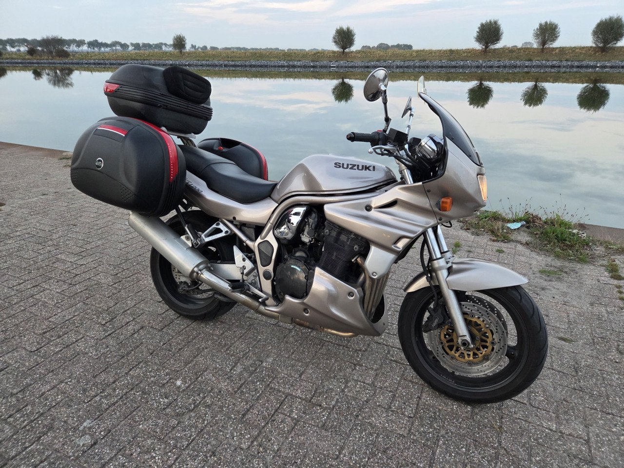 Suzuki GSF1200N (bandit) met volle kuip en 3 delig kofferset (weinig km's)