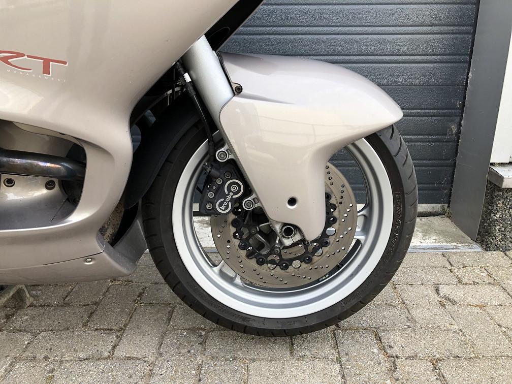 In nieuwstaat zijnde BMW R1100RT uit 2001 met slechts 59dkm, €1995,-