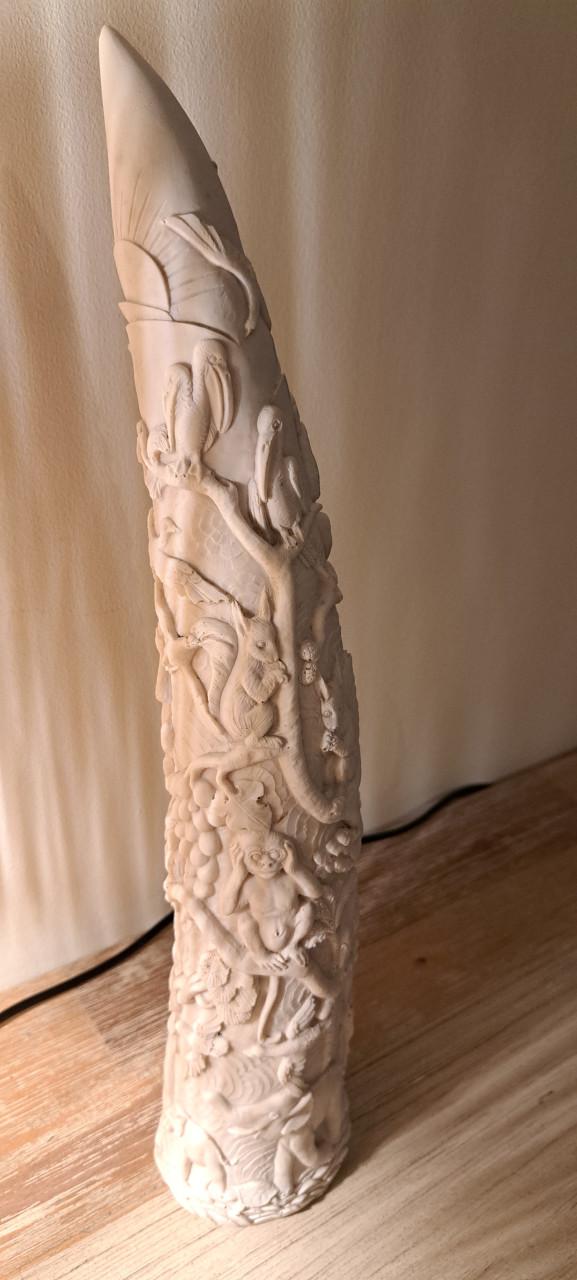 Speksteen slachtand. Horen zien en zwijgen.