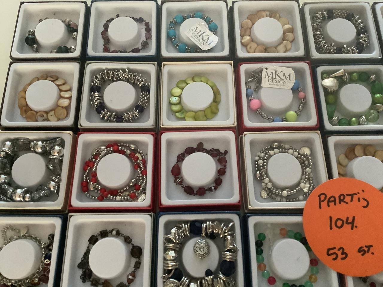 Partij leuke armbandjes in mooi verkoop doosje. ( partij 104)