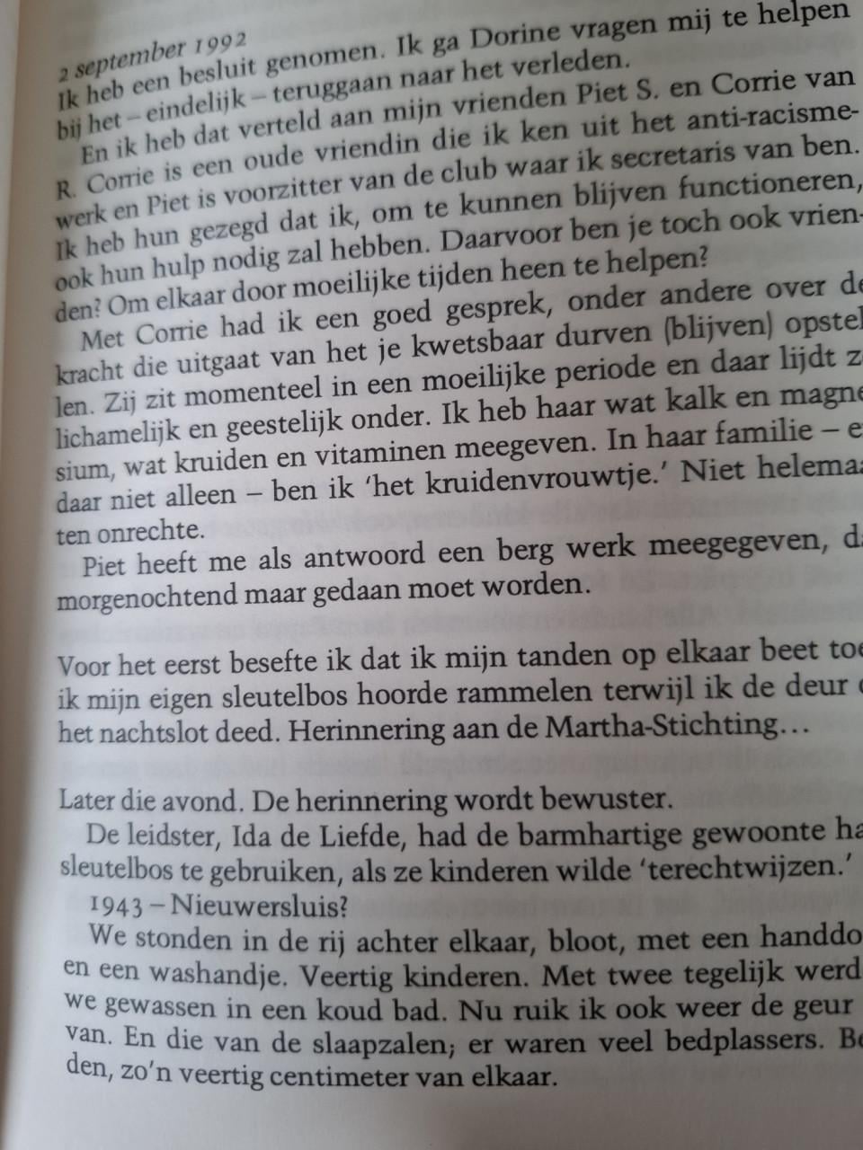 Twee vrouwen en een jas, verloren jeugd, verloren toekomst. Erica van Beek