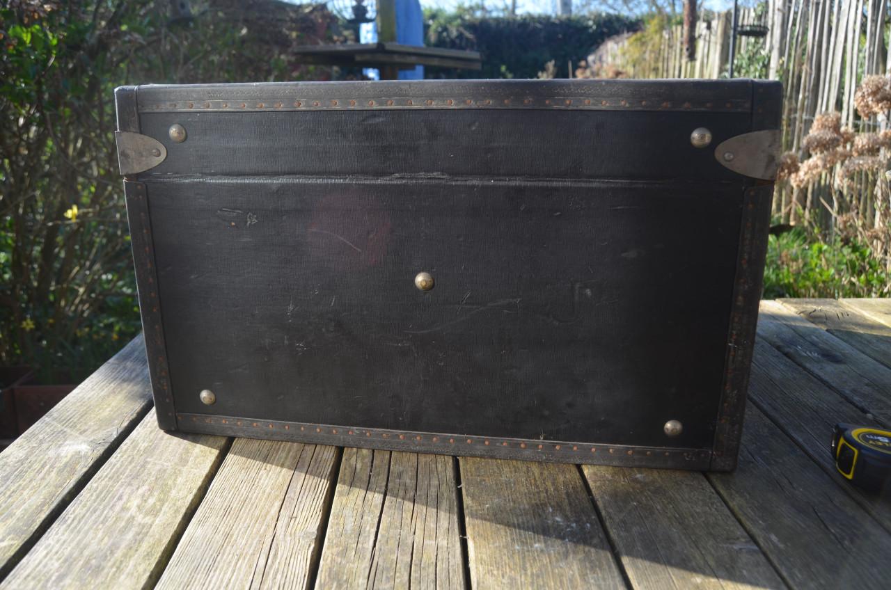 Fraaie antieke (houten?) reiskoffer met goed beslag