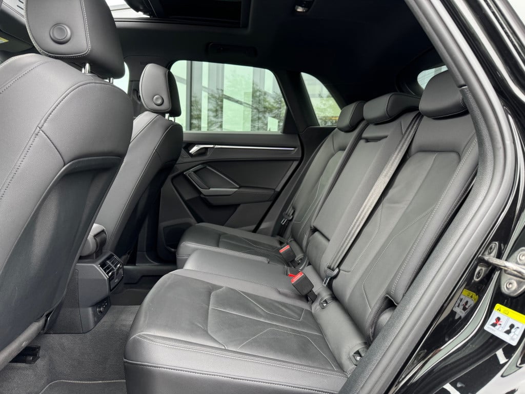 Audi Q3 35 tfsi 3x s-line * panoramadak * keyless * leer * camera