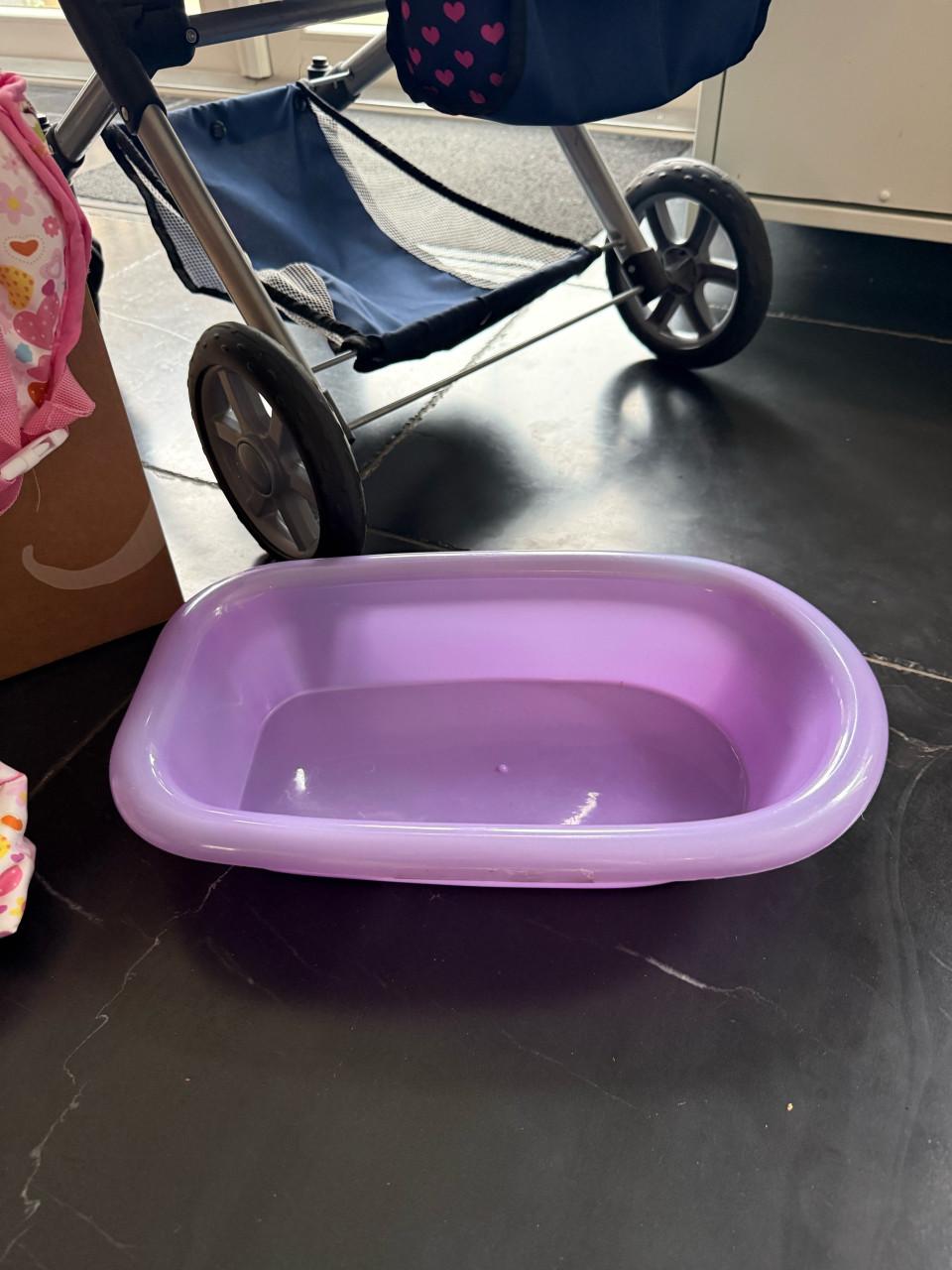 Poppenwagen en baby born poppen, kleertjes, badje