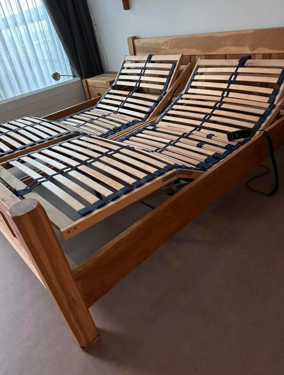 Bed met twee elektrisch verstelbare bodems