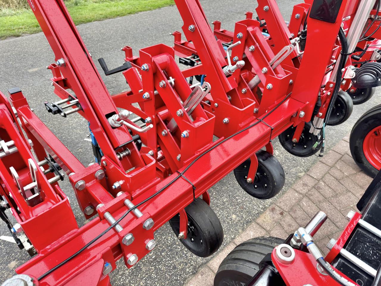 Jong gebruikte Steketee Ec weeder camera gestuurde schoffelmachine 6x50 cm