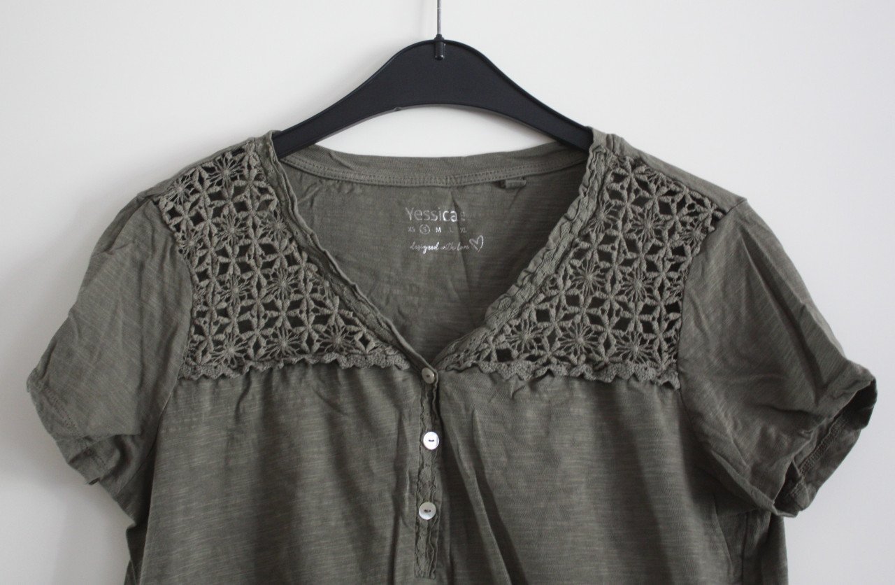 Groen tshirt met bewerking  maat s