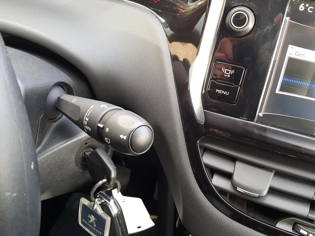 Peugeot 208 envy 1.2 vti 82pk 5d navigatie | cruise & climate control | par