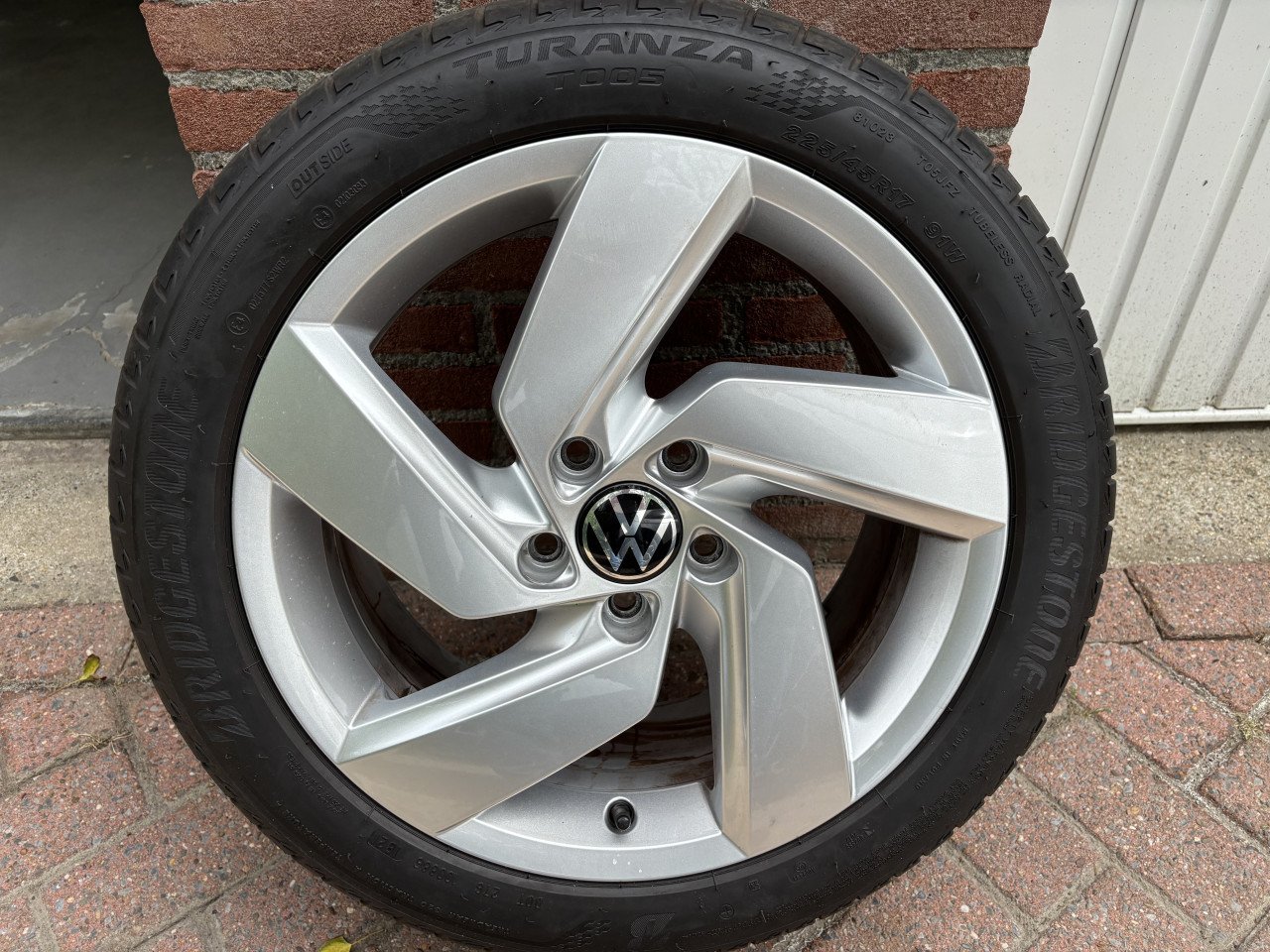 Set originele VW Golf 8 velgen, model Richmond met Bridgestone zomerbanden