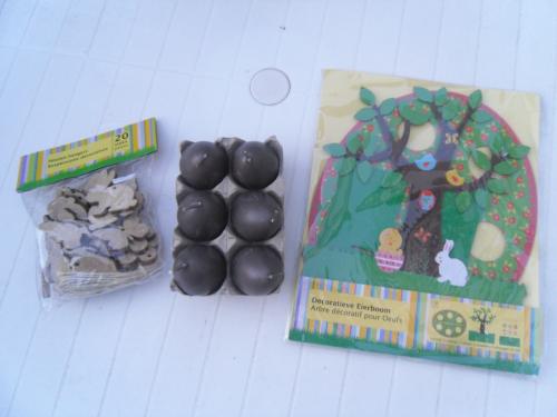 PAASBOOM MET HOUTENHANGERS EN KAARSEN ENZ