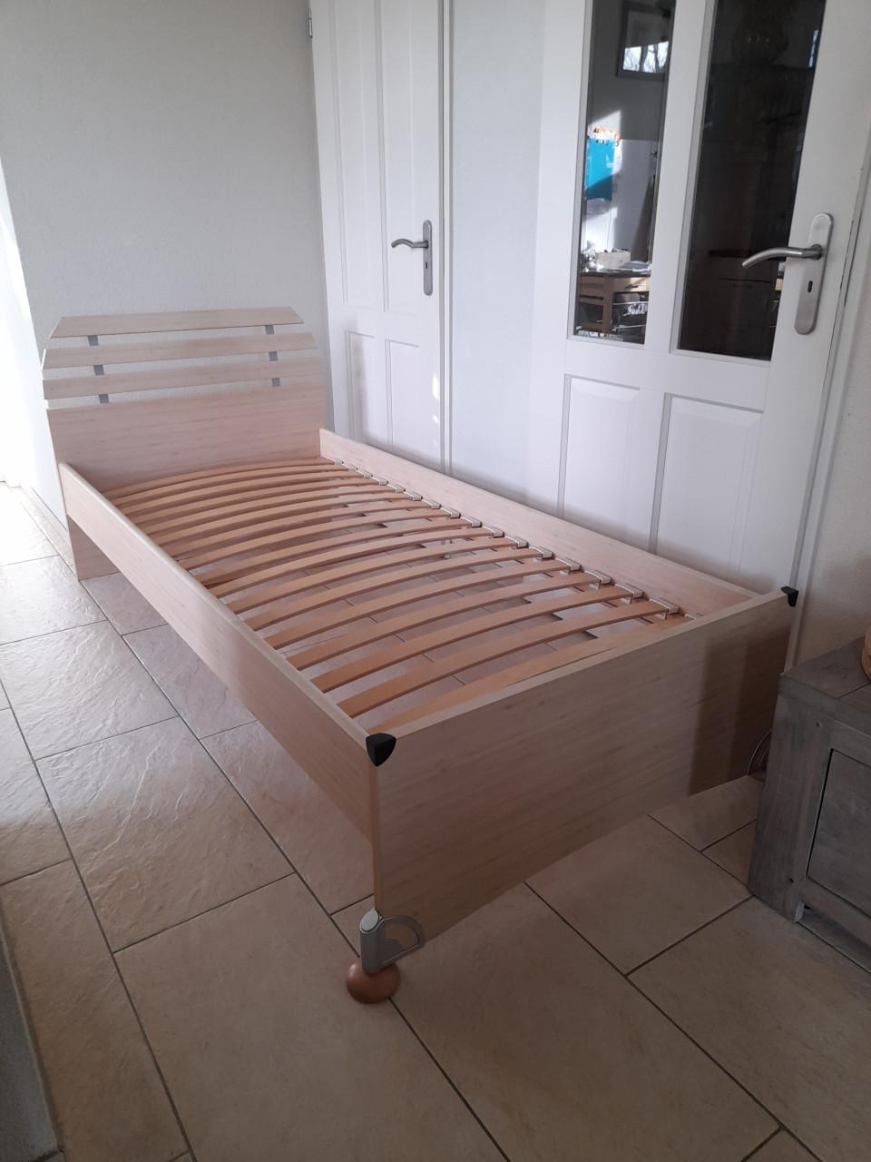 1 persoons bed 90 x 200 (in goede staat )
