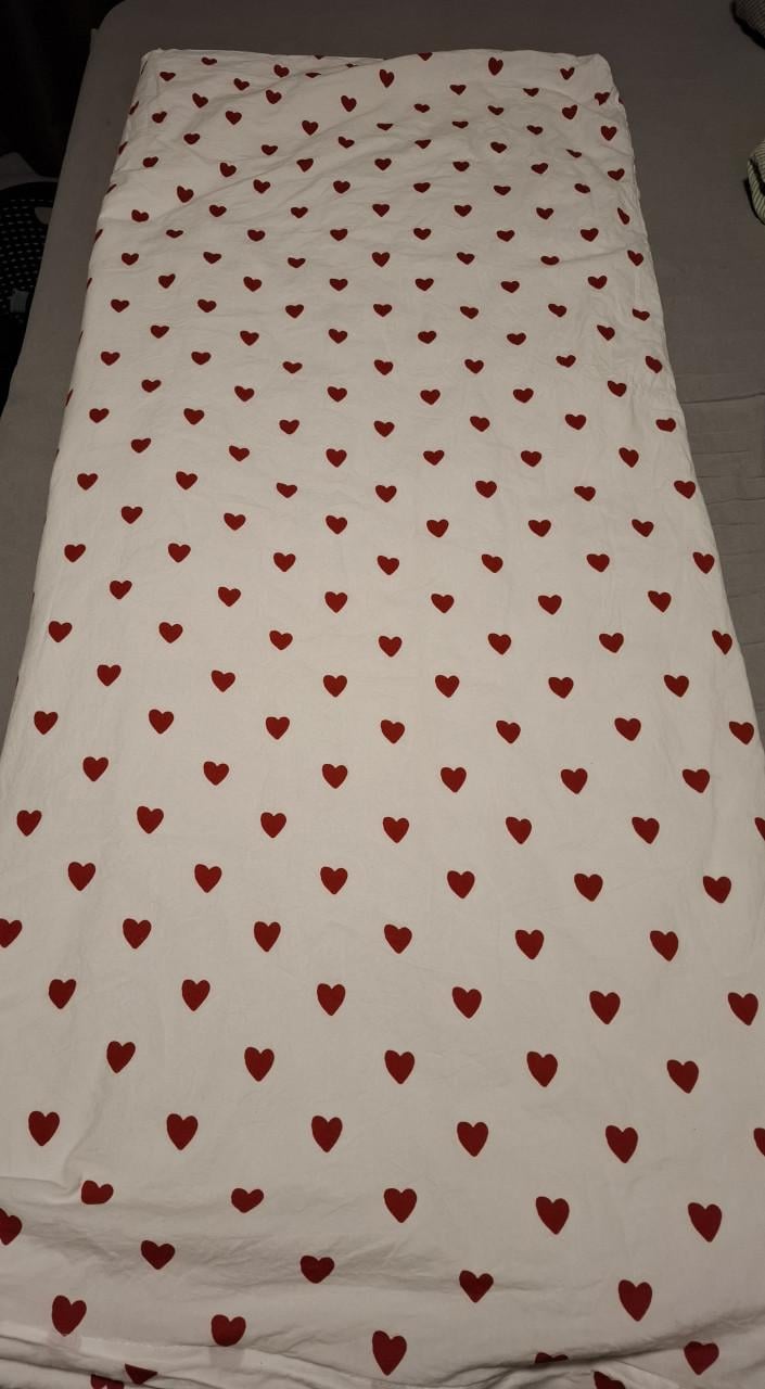 Kinderledikant 120x60 cm met matras en dekbedje €25