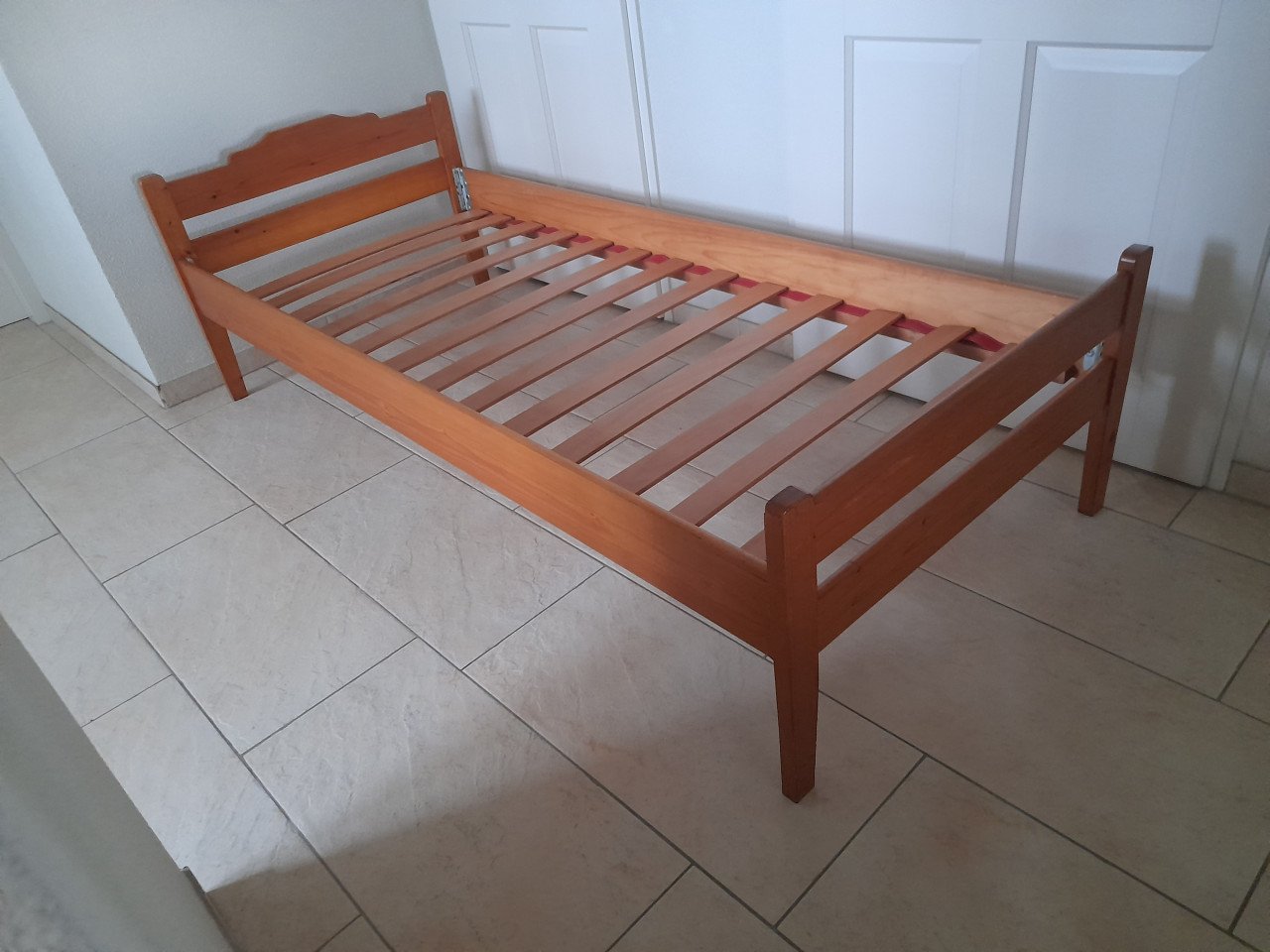 1 persoons bed 80 x 190 ( in goede staat )  Buiten maat ; 85,5 x 196