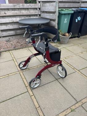 Rollator , bordeaurood, 2 jaar oud